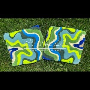 14” x 14”
ACCENT SLIP PILLOW SET of 2 
HAND TUFTED
Wool Yarn100% SILK fabric